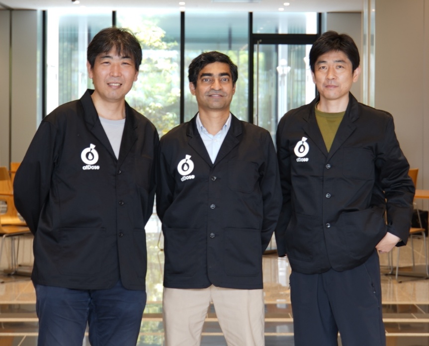 日印の事業開発を担うアビジット・デシパンデCOO（中央）、平藤CTO（右）とともに